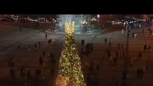 No Comment : malgré la guerre, des illuminations de Noël à Kyiv