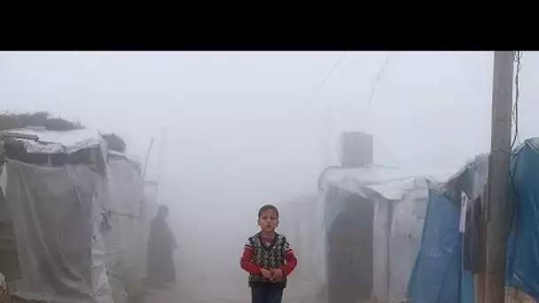 [No Comment] La lutte contre le froid de Syriens déplacés dans le camp d'Idlib