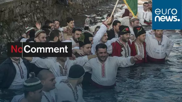 Danse dans l'eau glacée et plongeon pour l’Épiphanie