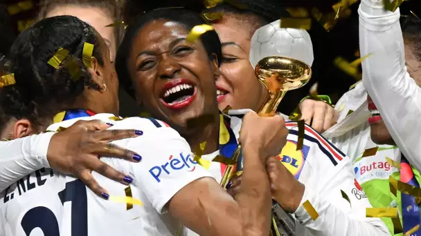 Mondial de handball féminin : les supporters venus accueillir les Bleues à l'aéroport de Roissy