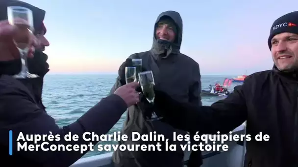 Auprès de Charlie Dalin, les équipiers de MerConcept savourent la victoire