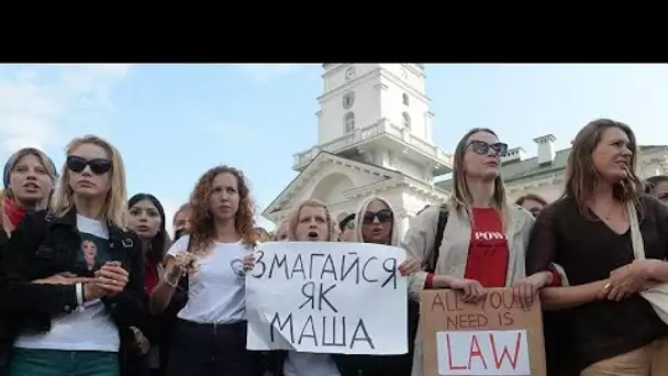 Les femmes bélarusses dans la rue : des dizaines d'arrestations