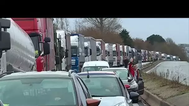 Neuville-lès-Dieppe : barrages des 'gilets jaunes' à la zone industrielle