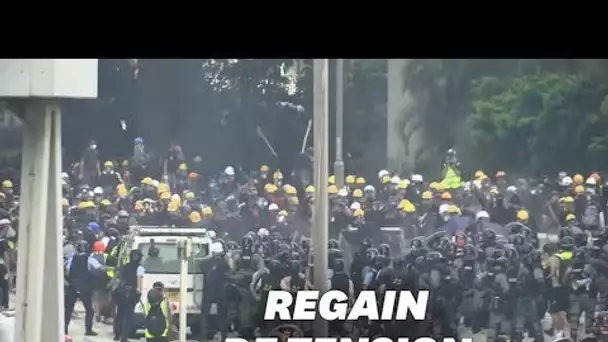 À Hong Kong, la police charge les manifestants qui érigent des barricades