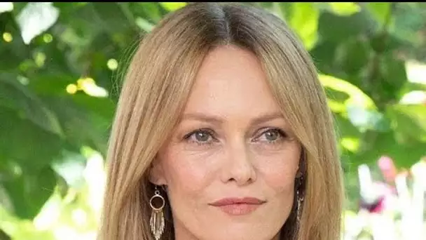 Vanessa Paradis : sa robe pas zippée, elle dévoile un sein !