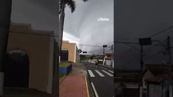 Un impressionnant orage supercellulaire envahit le ciel au Brésil