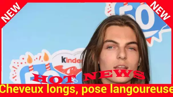 Cheveux longs, pose langoureuse… A 17 ans, le fils d’Elizabeth Hurley est l’exacte réplique