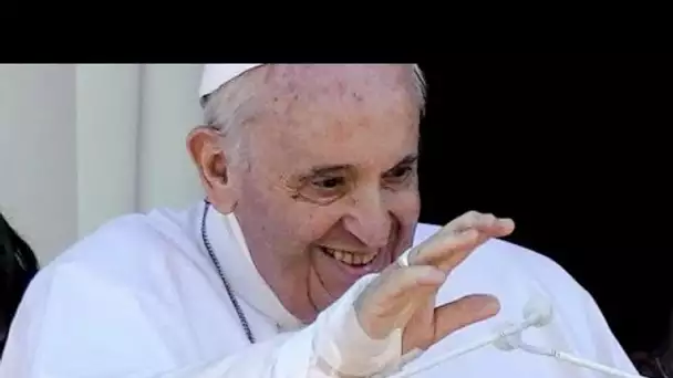 Le Pape François récite la prière de l'Angelus depuis le balcon de son hôpital