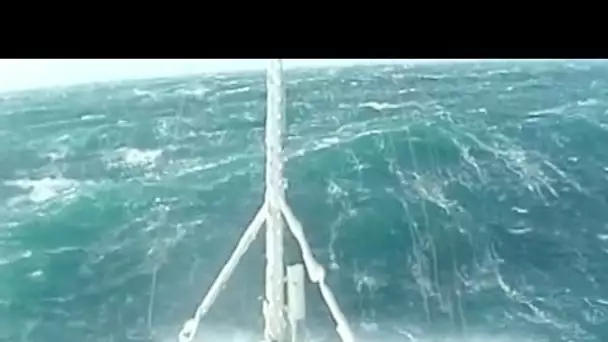 Un bateau remorqueur dans une tempête Force 12 ! Vague scélérate