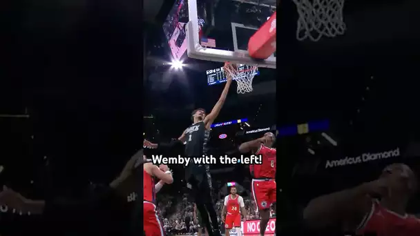 Wemby guides in the lob with the left going away from the basket!