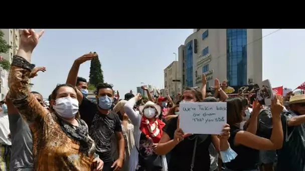 En Tunisie, des milliers de manifestants défilent contre leurs dirigeants • FRANCE 24