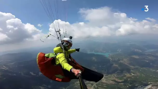 En marchant, volant et pédalant, il traverse les Alpes pour sensibiliser au réchauffement climatique