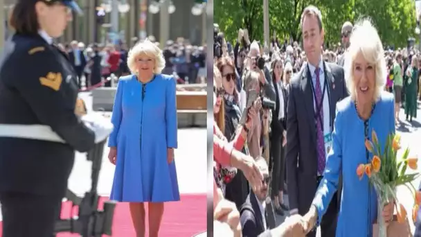 La triste Camilla regarde alors qu'elle sort avec Charles pour un événement poignant au Canada