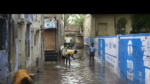 Rafales de vent et vagues : le cyclone Biparjoy touche terre en Inde