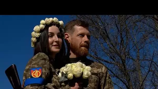 À Kyiv, un couple ukrainien devenu volontaire dans les forces de défense se marie en treillis