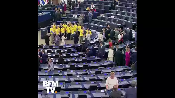 Des députés britanniques arrivent au Parlement européen avec des t-shirts "Stop Brexit"