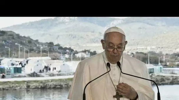 Devant des migrants de Lesbos, le pape François appelle à la fin du "naufrage de civilisation"