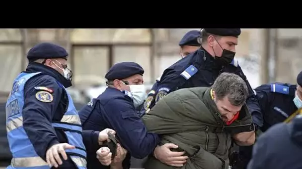 Les Roumains répondent à l'appel d'AUR et manifestent contre les nouvelles restrictions sanitaires