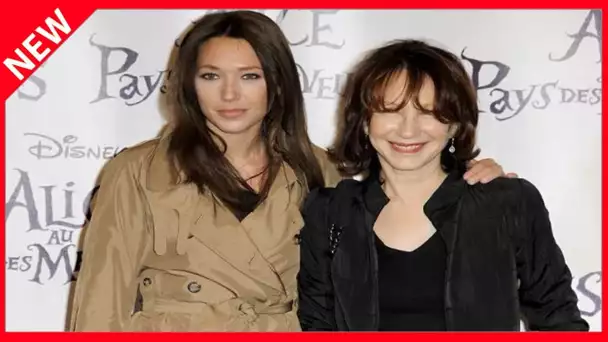 ✅  Laura Smet et Nathalie Baye empêchées de voir Johnny : “On a attendu 4 heures”