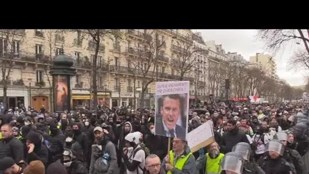 Des Gilets jaunes réunis à Paris contre les restrictions sanitaires et pour plus de justice fiscale