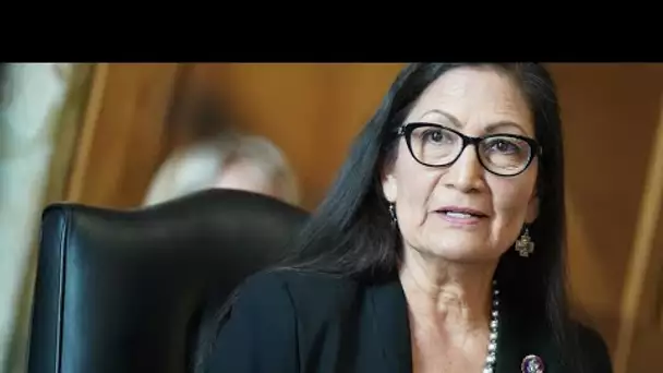 Deb Haaland devient la première ministre amérindienne des États-Unis