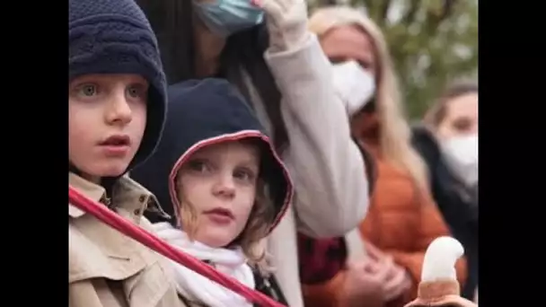 Jacques et Gabriella de Monaco dans un parc d'attraction pour Halloween : frissons...