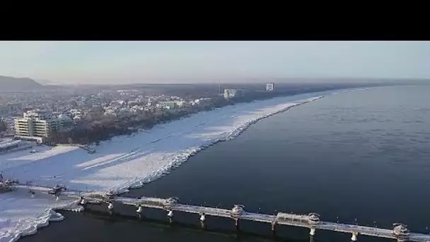 Pologne : une plage recouverte de neige prend des allures de banquise