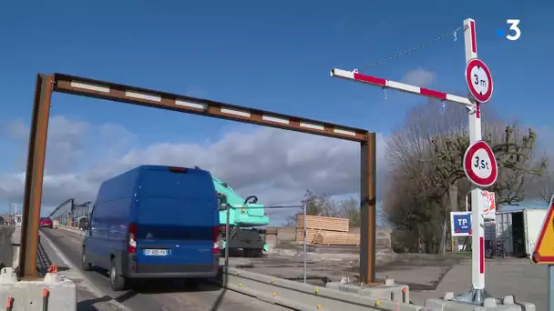 Pont-sur-Yonne :  les portiques de gabarit PL défoncés sur le pont neuf