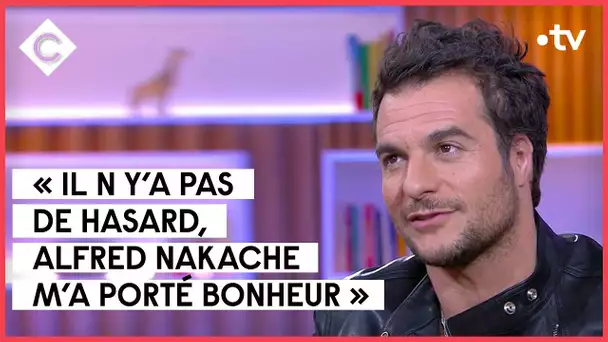 Amir, son premier rôle au théâtre - C à Vous - 14/04/2022