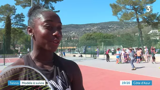 A Peymeinade, Océane Babel, de l'équipe de France junior de tennis, joue les entraîneur