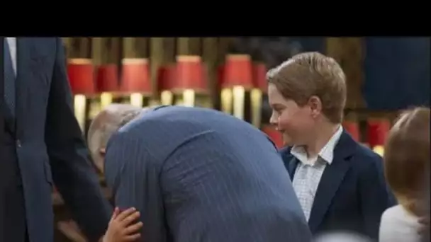 Doux moment où le roi Charles serre George, Charlotte et Louis dans ses bras avant le couronnement