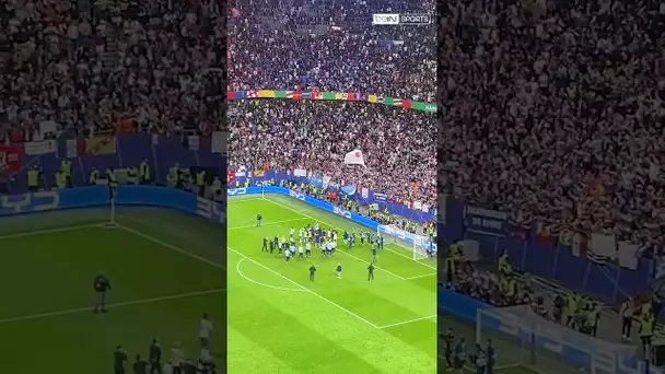 🇫🇷 Les Bleus célèbrent leur victoire avec les supporters ! 🎉 #shorts