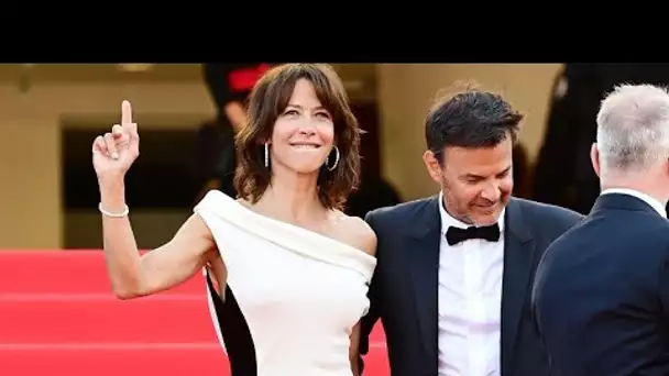 Sophie Marceau les mains baladeuses : Ce cliché qui divise la toile