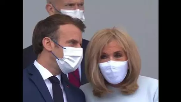 PHOTOS – Brigitte Macron en robe longue et masquée : son look inédit pour le 14...