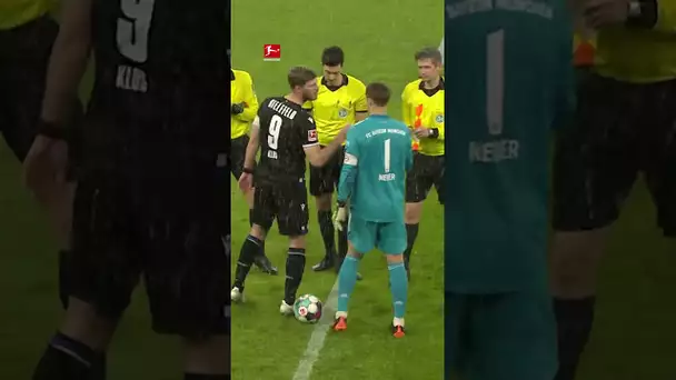 😅 Manuel Neuer vole le ballon à l'arbitre ! #shorts