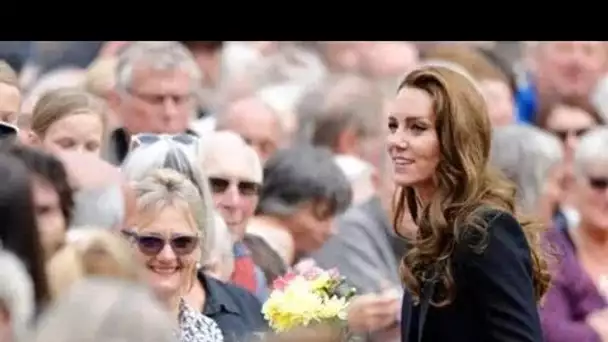 Kate est un « joyau de la couronne de la monarchie » alors qu'elle canalise Diana saluant les foules