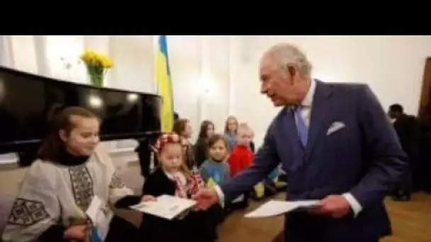 'Gloire à l'Ukraine!' Le prince Charles accepte le panneau "Stop Poutine" d'une adorable écolière