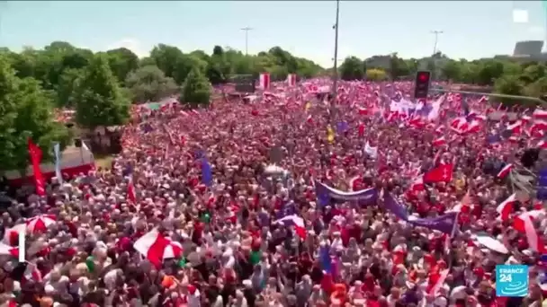 Des centaines de milliers de Polonais manifestent à Varsovie contre le gouvernement • FRANCE 24