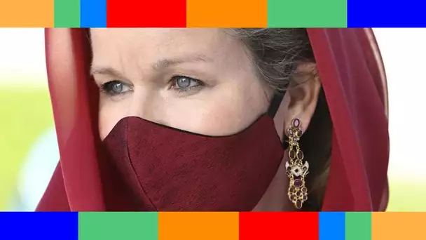 Mathilde de Belgique  masquée et voilée dans une tenue orientale rouge à Oman