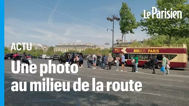 «Une voiture est passée très près» : des touristes au milieu des Champs-Elysées pour une photo