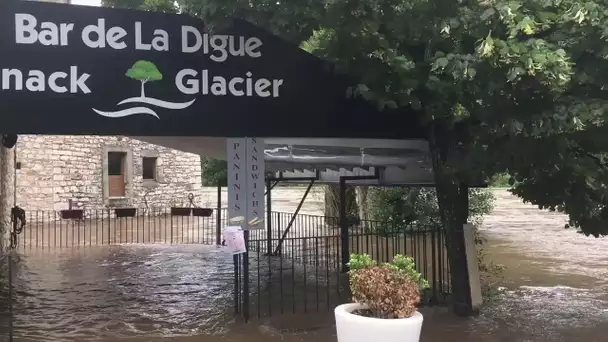 Le village de Sainte-Enimie en Lozère inondé par la crue de la rivière Tarn
