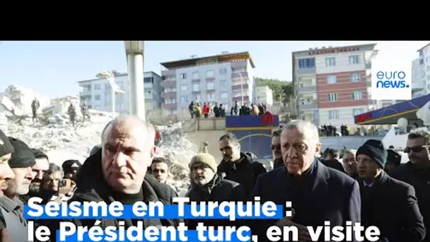 Séisme en Turquie: le Président turc, en visite dans les régions sinistrées, reconnaît des "lac…