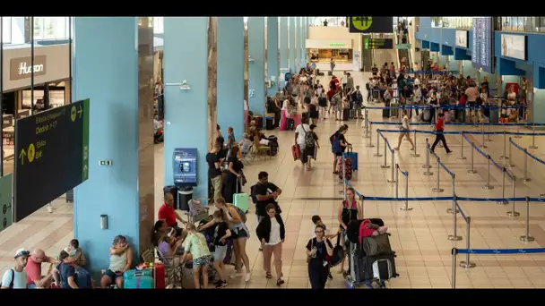 Grèce : des touristes français bloqués à l'aéroport de Rhodes après avoir fui les flammes