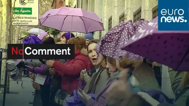 "Chaîne féministe" dans les rues de Madrid