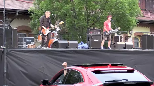 A Prague, un concert de rock depuis sa voiture