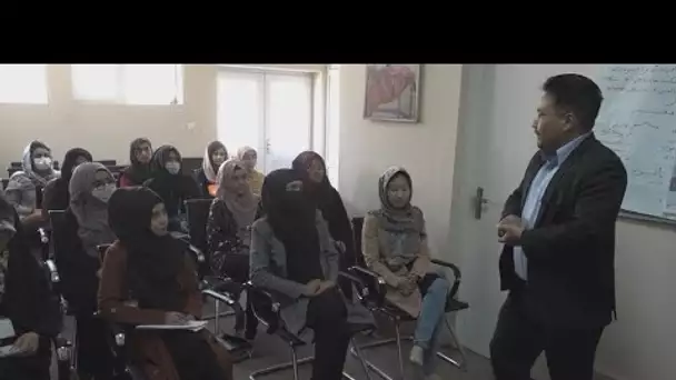 Traumatisés par la guerre, les Afghans plébiscitent les émissions de soutien psychologique