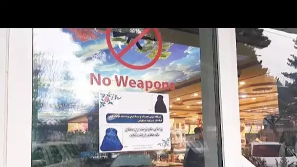 En Afghanistan, des affiches appellent les femmes à porter le hijab