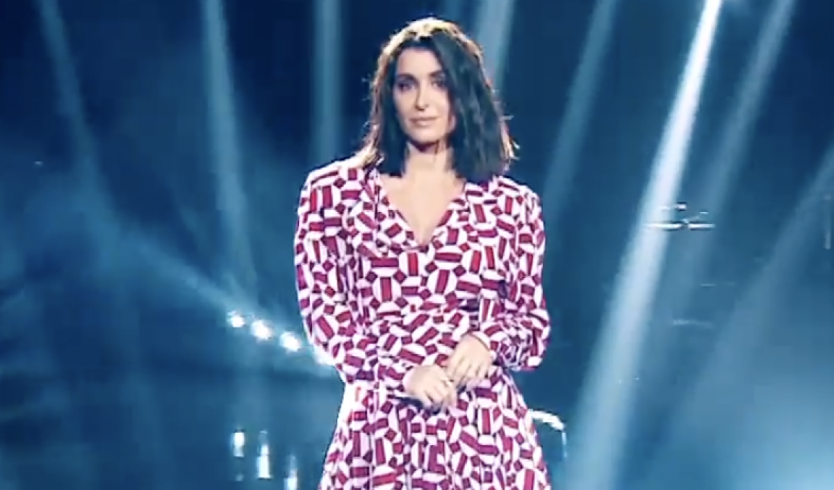 Jenifer Enceinte Dans The Voice Premieres Photos De Son Ventre Rond Looke Et Cher Allo Trends